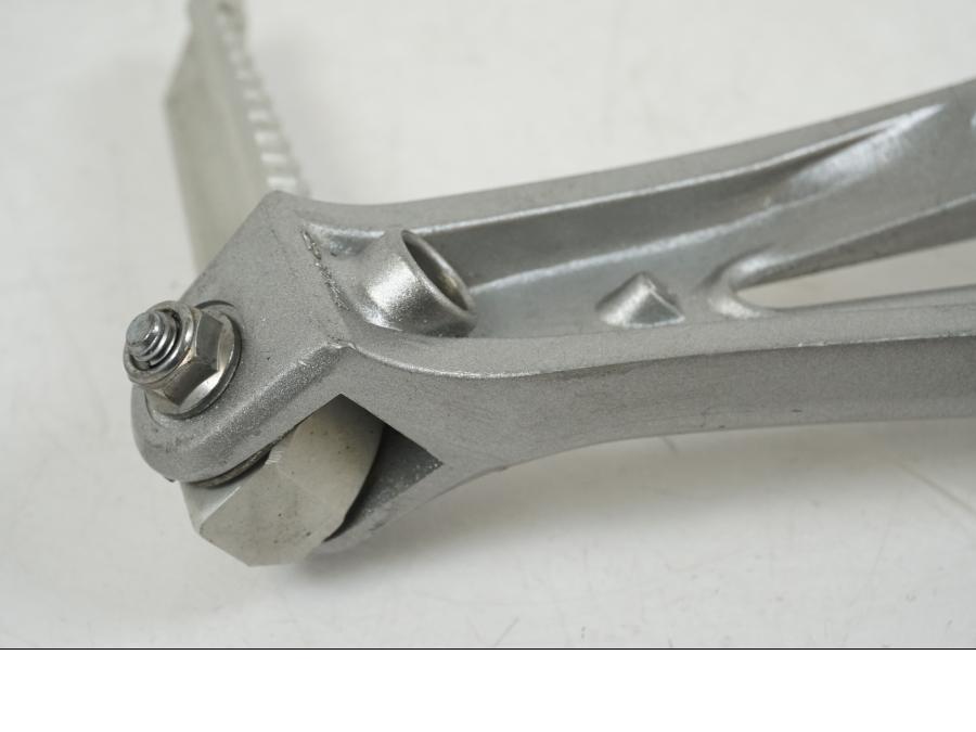 Snett nerifrån på Fotpinne från en Yamaha YZF 1000 R1 -2006 motorcykel.