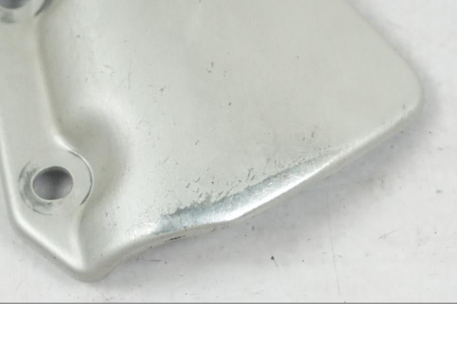 Baksidan på Bromshuvudcylinderskydd från en BMW R 1200 R -2007 motorcykel.