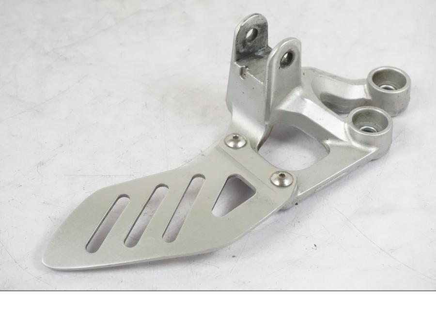 Vänster sida på Fotpinnefäste från en Suzuki GSX-R 750 -2006 motorcykel.