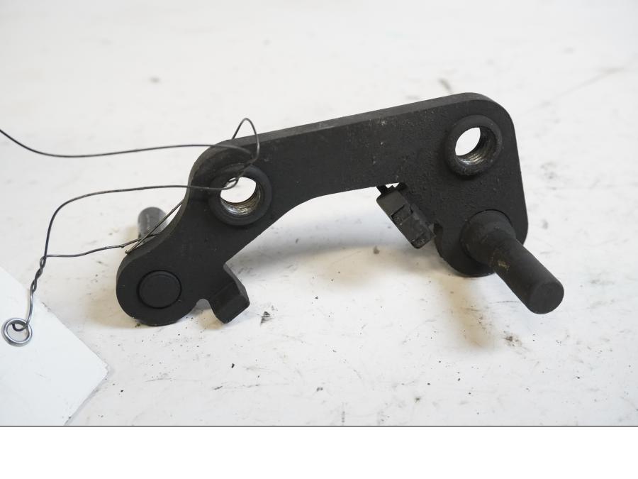 Framsidan på Bromsoksfäste från en Suzuki DL 1000 -2004 motorcykel.