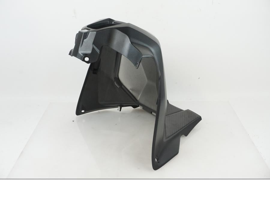 Höger sida på Kåpor från en Honda ADV 750 -2017 motorcykel.