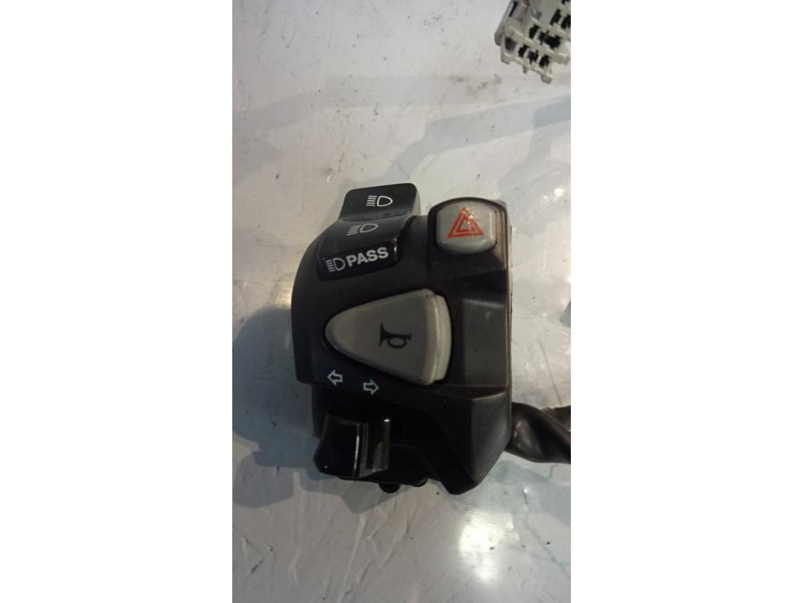 Baksidan på Styrelreglage från en Honda NC 750 S -2017 motorcykel.