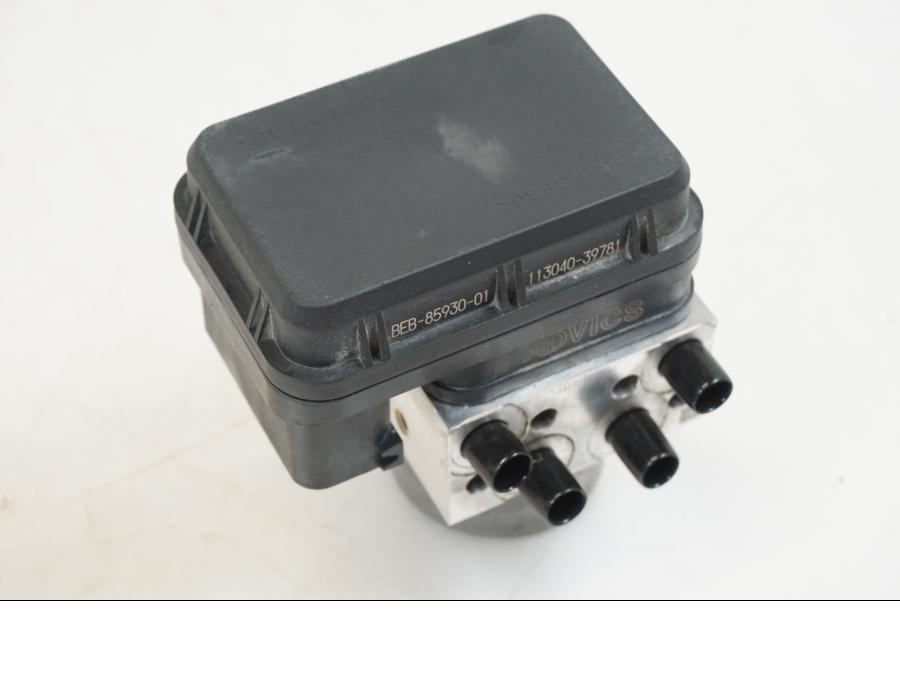 Snett uppifrån på ABS Modulator från en Yamaha YZF R7 -2022 motorcykel.