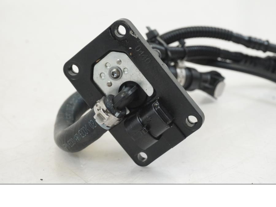 Baksidan på Bensinpump insprut från en Husqvarna 701 Supermoto -2020 motorcykel.