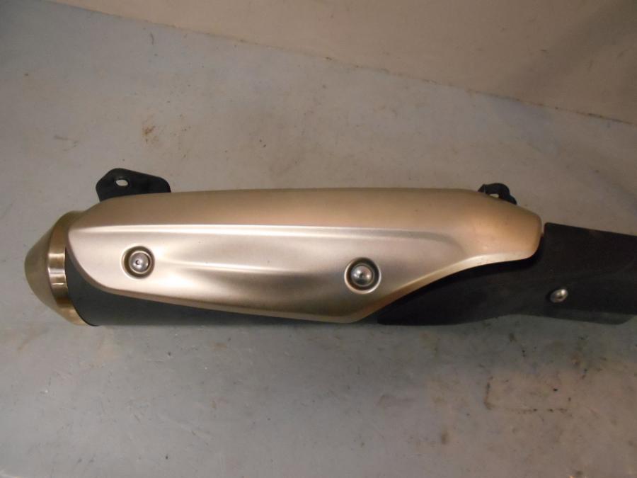Höger sida på Avgassystem från en Suzuki DL 650 -2013 motorcykel.