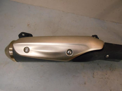 Höger sida på Avgassystem från en Suzuki DL 650 -2013 motorcykel.
