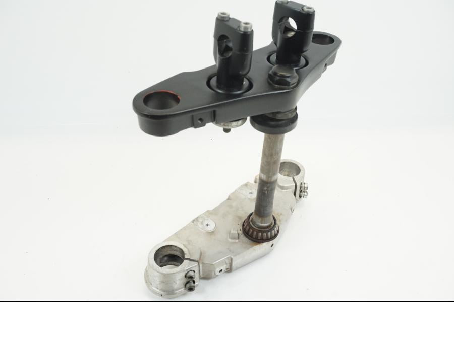 Baksidan på Gaffelkrona från en Suzuki VL 1500 -1999 motorcykel.