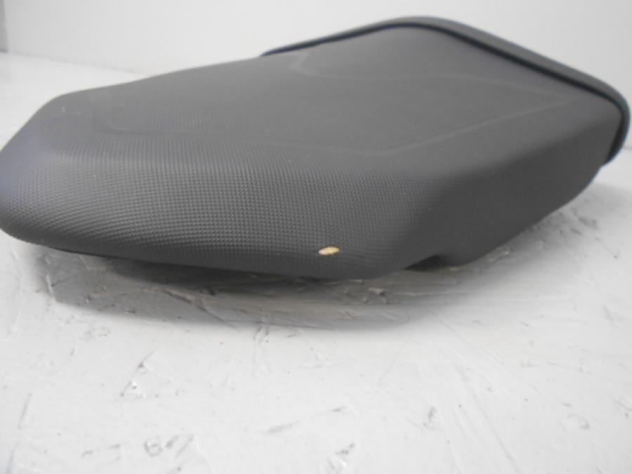 Höger sida på <p>Sadel bak från KTM 1290 Super Duke 2018.</p>

<p>Litet hål i klädseln se bild.</p> motorcykel.