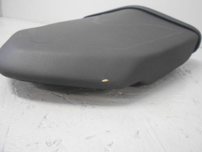 Höger sida på <p>Sadel bak från KTM 1290 Super Duke 2018.</p>

<p>Litet hål i klädseln se bild.</p> motorcykel.