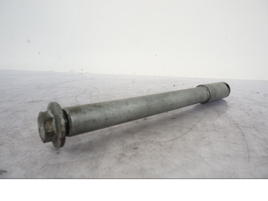 Baksidan på Axel från en BMW R 1150 GS -2002 motorcykel.