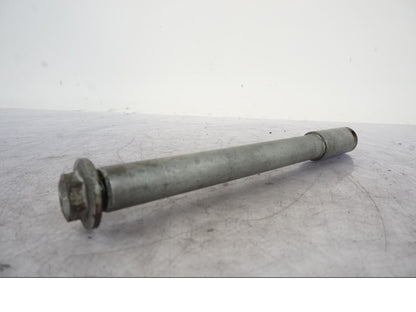 Baksidan på Axel från en BMW R 1150 GS -2002 motorcykel.