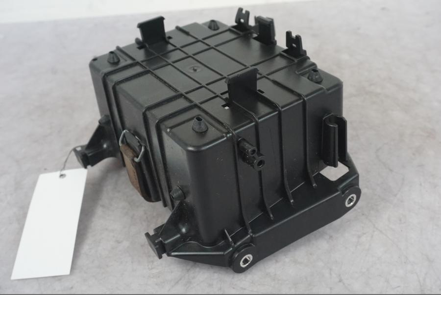 Baksidan på Batterihållare från en KTM 1290 Super Adventure S -2022 motorcykel.