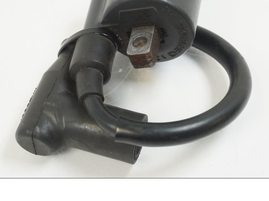 Snett nerifrån på Tändspole från en Aprilia RS 125 -2008 motorcykel.