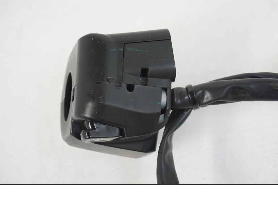 Snett nerifrån på Styrelreglage från en Kawasaki ER-6F -2016 motorcykel.