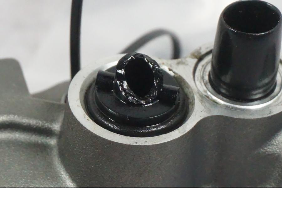 Vänster sida på Kopplingshuvudcylinder från en Ducati Multistrada V4 -2024 motorcykel.