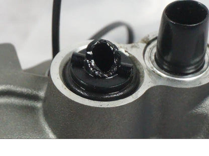 Vänster sida på Kopplingshuvudcylinder från en Ducati Multistrada V4 -2024 motorcykel.