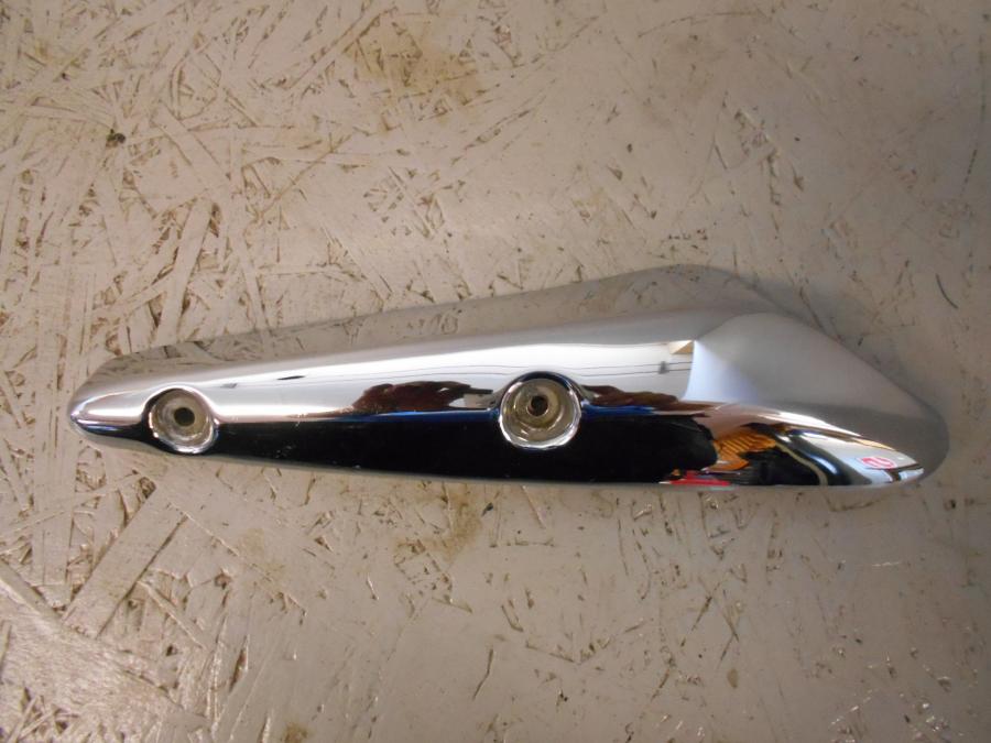 Framsidan på Bakskärmstag från en Suzuki VZ 1600 -2004 motorcykel.