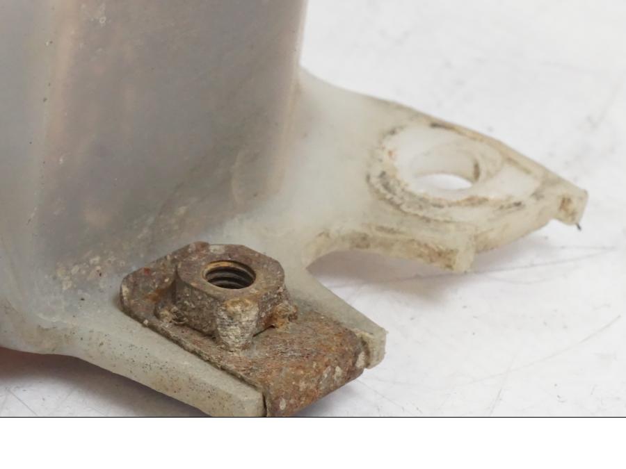 Snett uppifrån på Vattenexpansionskärl från en Kawasaki KL 650A -1987 motorcykel.