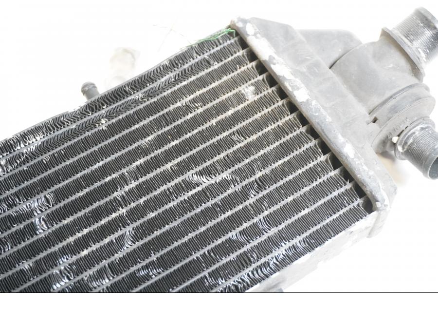 Höger sida på Vattenkyl från en BMW K 1200 LT -2007 motorcykel.