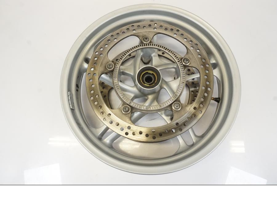 Baksidan på Hjulpaket från en BMW R 1150 RS -2003 motorcykel.