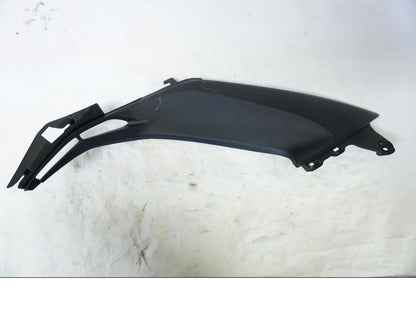 Framsidan på Bensintankskåpa från en Kawasaki Z 800 -2013 motorcykel.