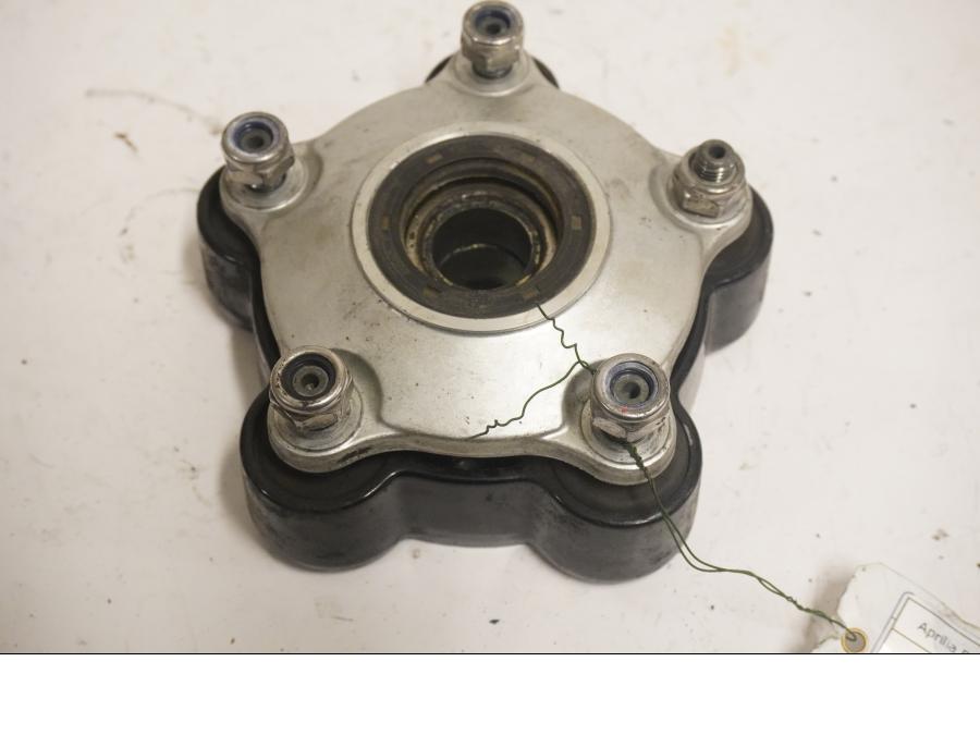 Framsidan på Drevfäste från en Aprilia RSV 1000 -2010 motorcykel.