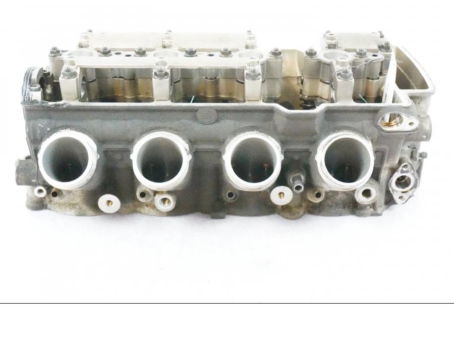 Baksidan på Topplock från en BMW K 1200 S -2005 motorcykel.