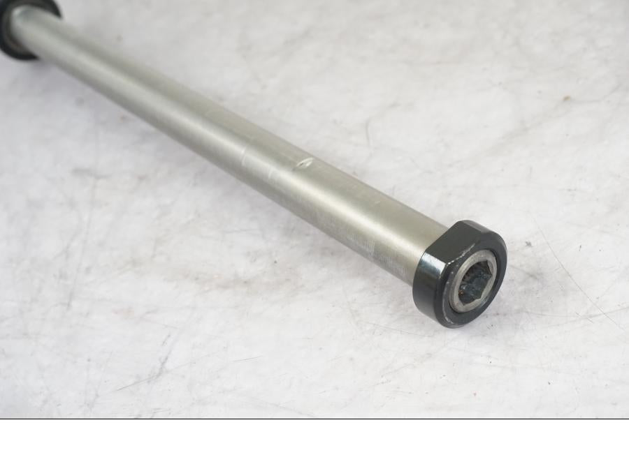 Höger sida på Axel från en KTM 1290 Super Adventure S -2022 motorcykel.