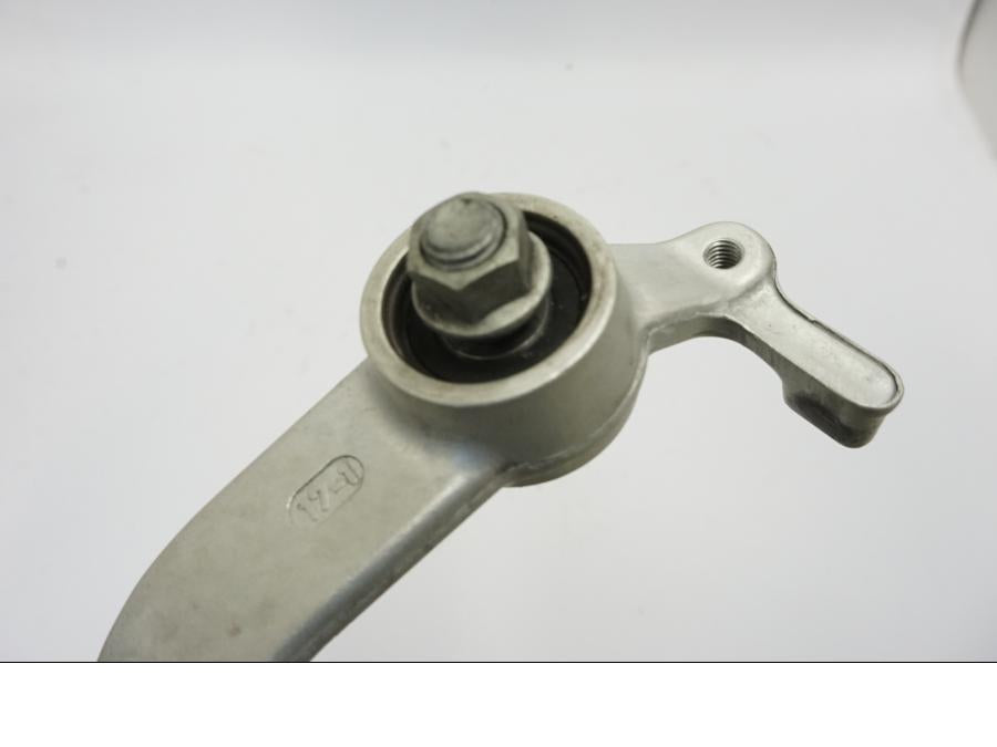 Snett nerifrån på Bromspedal från en KTM 690 Duke -2016 motorcykel.