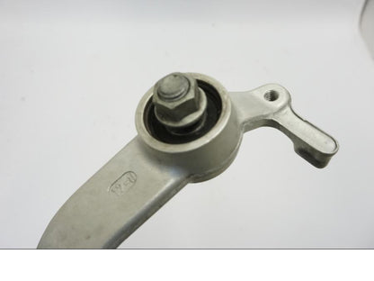 Snett nerifrån på Bromspedal från en KTM 690 Duke -2016 motorcykel.