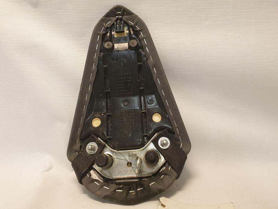 Baksidan på Sadel från en Kawasaki Z 125 -2019 motorcykel.