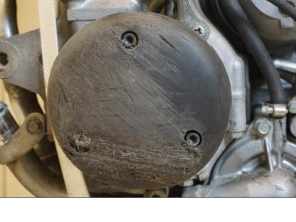 Snett nerifrån på Motor från en Honda CBR 1000 F -1999 motorcykel.