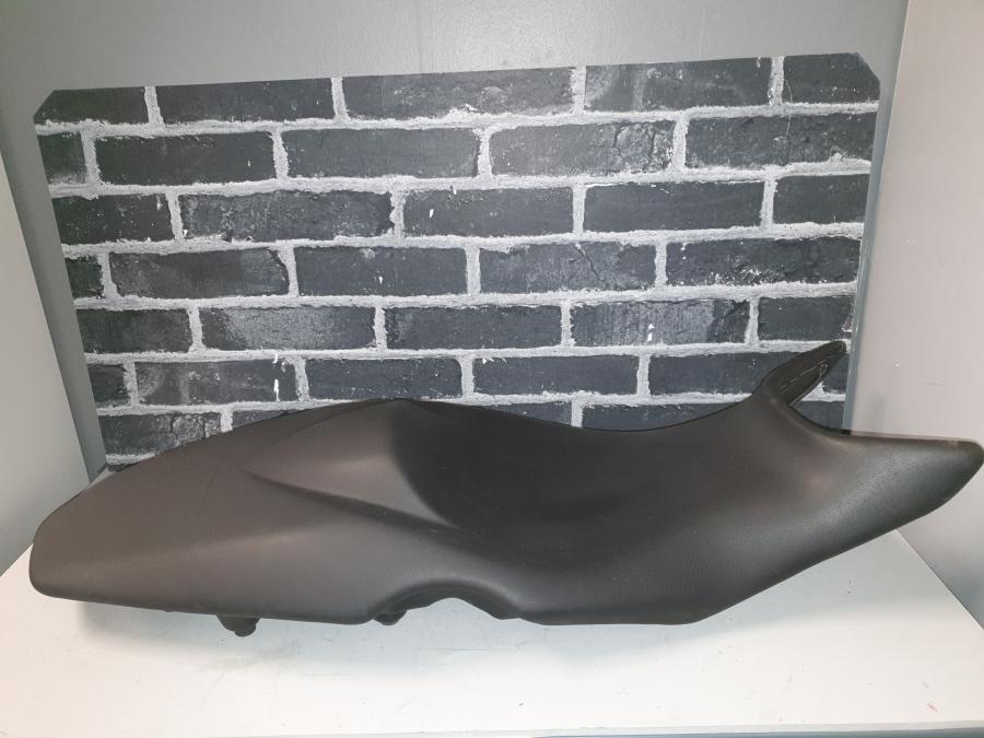 Baksidan på Sadel från en BMW F 800 S -2010 motorcykel.