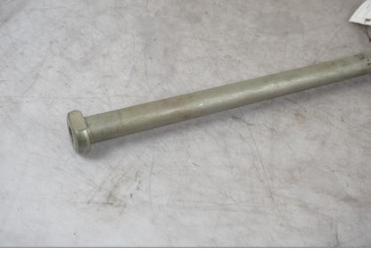 Höger sida på Axel från en BMW F 800 R -2018 motorcykel.