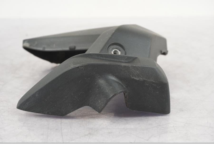 Snett nerifrån på Ventilkåpskydd från en BMW R 1250 GSA -2024 motorcykel.