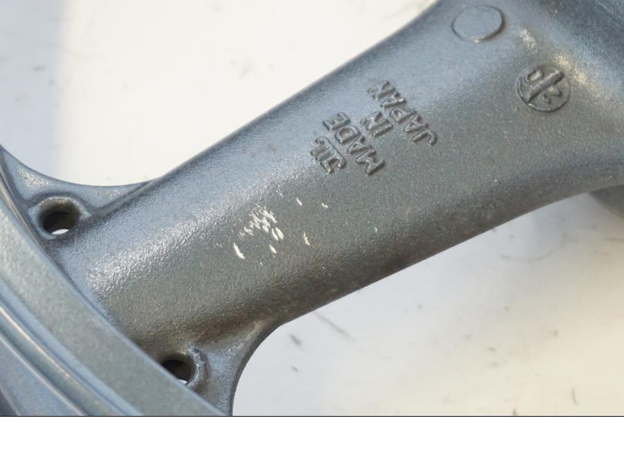 Snett uppifrån på Fälg från en Kawasaki ZR-7 -2001 motorcykel.