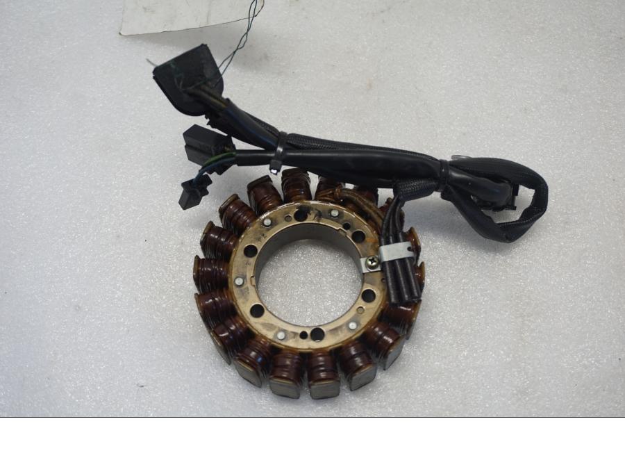 Framsidan på Generator från en Suzuki VL 800 -2004 motorcykel.