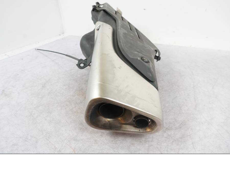 Höger sida på Ljuddämpare från en Honda CBR 1000 RR -2010 motorcykel.