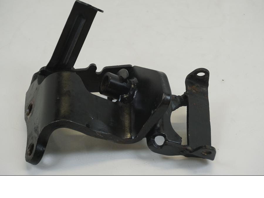 Vänster sida på Fotplattefäste från en Yamaha XVS 1100 -2003 motorcykel.