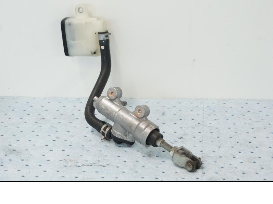 Snett nerifrån på Bromshuvudcylinder från en Suzuki GSX-R 1000 -2008 motorcykel.