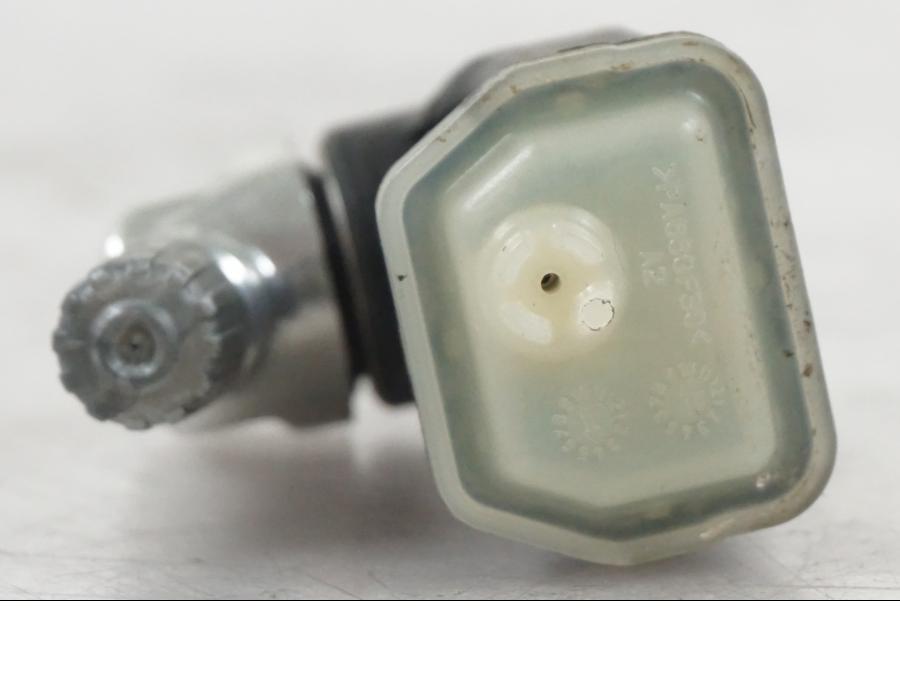 Vänster sida på Däcktrycksgivare från en BMW R 1250 GS -2021 motorcykel.