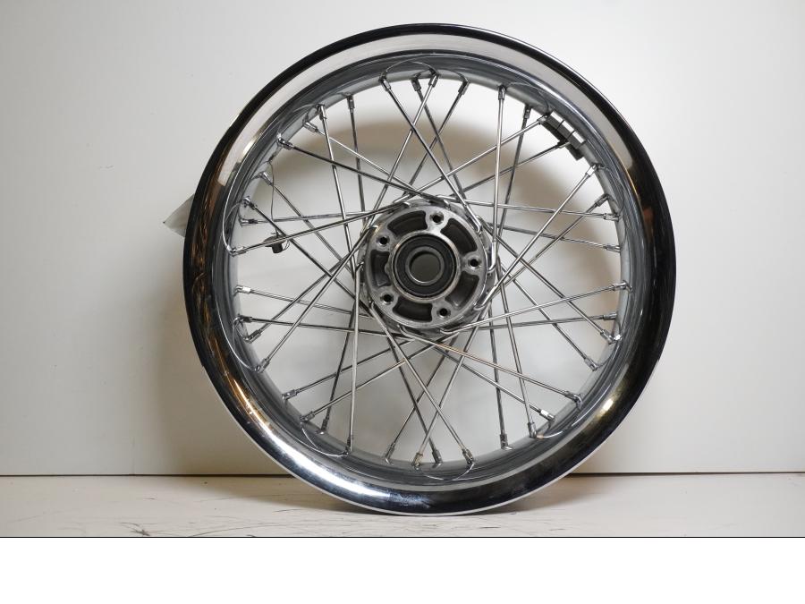 Framsidan på Fälg från en H-D Touring Road King FLHRC -2016 motorcykel.