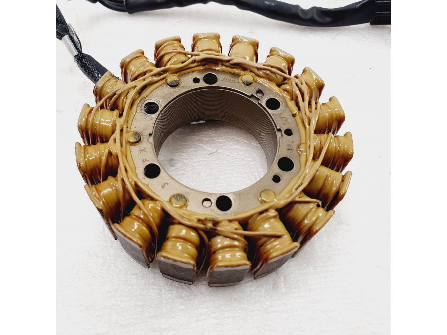 Höger sida på Generator från en H-D V-Rod 1130 -2005 motorcykel.