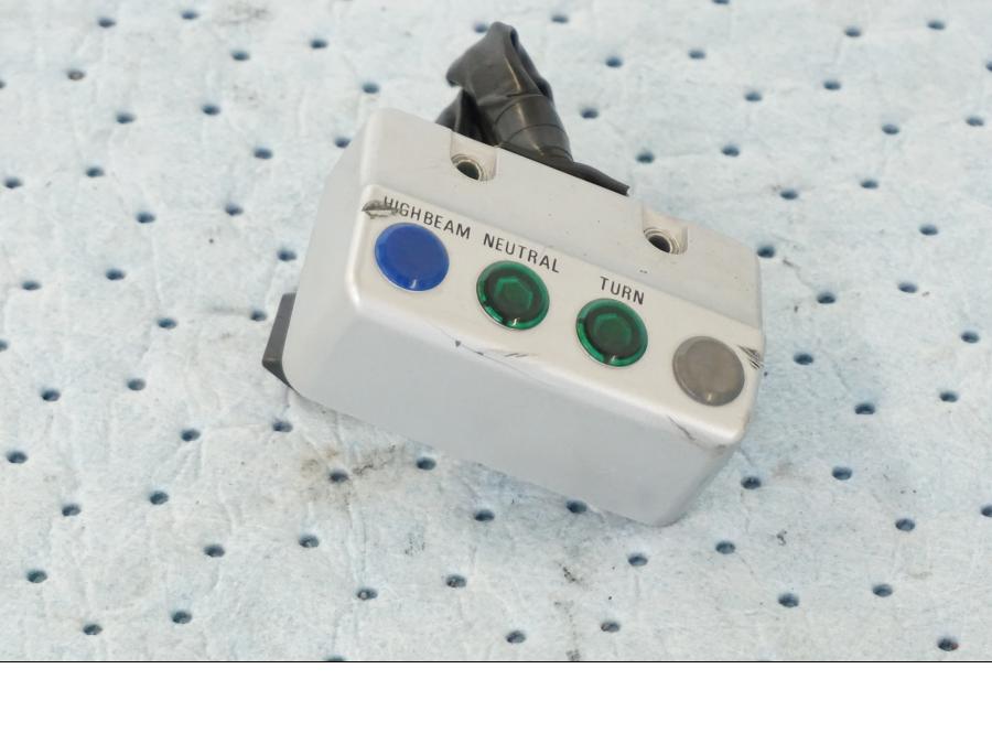 Baksidan på Kontrollamppanel från en Yamaha XV 535 -1995 motorcykel.