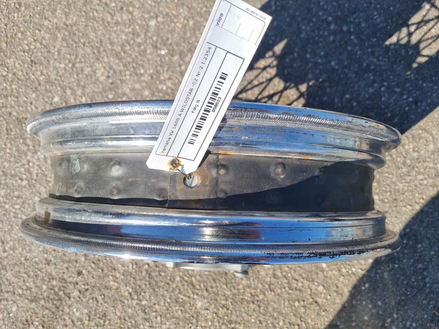 Höger sida på Fälg från en Yamaha XV 1600 -2002 motorcykel.