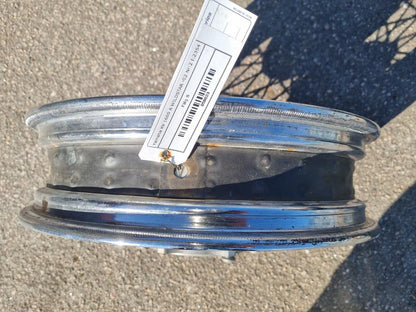 Höger sida på Fälg från en Yamaha XV 1600 -2002 motorcykel.