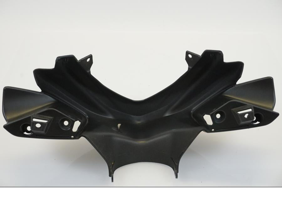 Snett nerifrån på Toppkåpa från en Yamaha NS50F Aerox 4 -2017 moped.