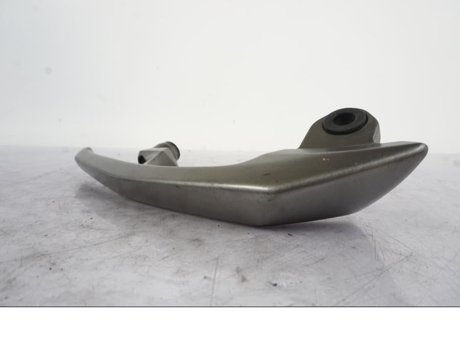 Baksidan på Passagerarhandtag från en Kawasaki ER-6N -2012 motorcykel.