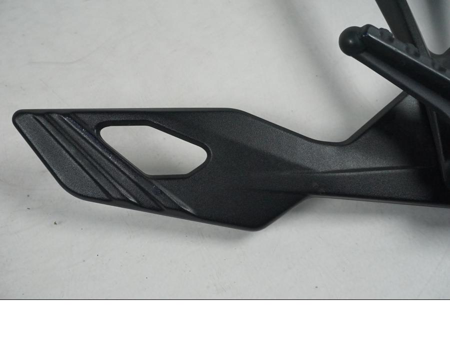 Baksidan på Fotpinnefäste från en KTM 1290 Super Duke GT -2017 motorcykel.