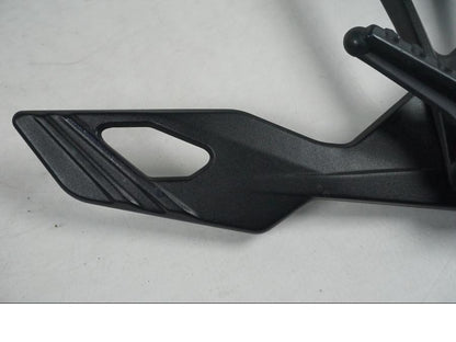 Baksidan på Fotpinnefäste från en KTM 1290 Super Duke GT -2017 motorcykel.